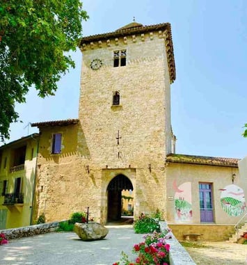 La porte ogivale du XIVe siècle : un témoignage impressionnant de défense médiévale !