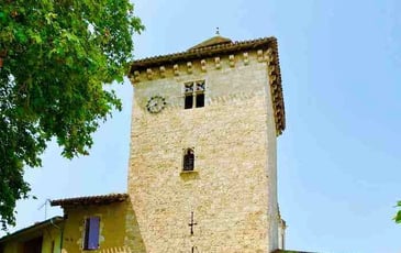 La porte ogivale du XIVe siècle : un témoignage impressionnant de défense médiévale !
