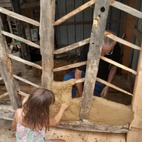 Atelier : construction d'un mur en torchis
