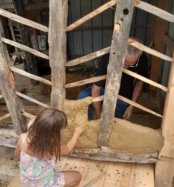 Atelier : construction d'un mur en torchis